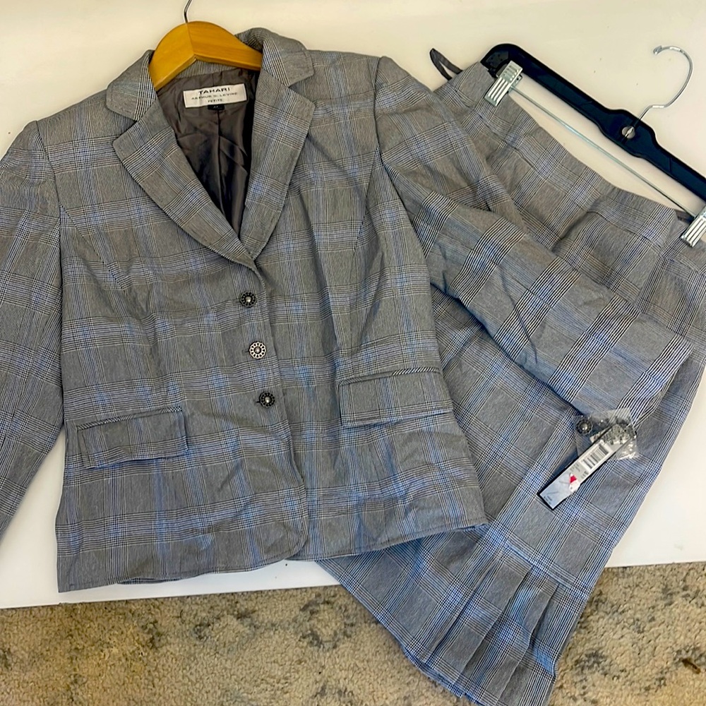 Tahari Womens Skirt Suit set New $280 6P 6 Petite